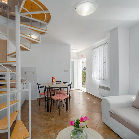 Leni Near Appartement *