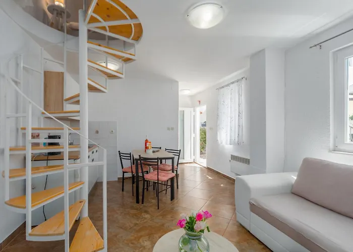 Leni Near Appartement *